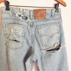Vintage Levi’s 550 distressed light wash jeans